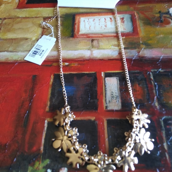 Ann Taylor Bee and Floral Gold Color Necklace - Picture 5 of 7